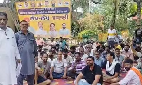 बरनाला में लाठीचार्ज के खिलाफ हड़ताल पर पंजाब के 25 हजार सफाई कर्मचारी, शहरों में गहरा सकता है कचरा संकट बरनाला में लाठीचार्ज के खिलाफ हड़ताल पर पंजाब के 25 हजार सफाई कर्मचारी, शहरों में गहरा सकता है कचरा संकट