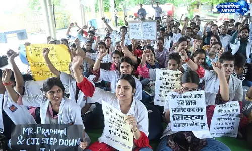 बेरोजगारी और पेपर लीक के मुद्दे पर छात्रों का प्रदर्शन, नीलम पार्क में युवाओं ने उठाई आवाज बेरोजगारी और पेपर लीक के मुद्दे पर छात्रों का प्रदर्शन, नीलम पार्क में युवाओं ने उठाई आवाज