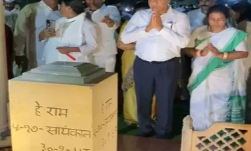 गांधी स्मृति पहुंचे राहुल गांधी: बापू को दी श्रद्धांजलि, छात्रों का जताया समर्थन गांधी स्मृति पहुंचे राहुल गांधी: बापू को दी श्रद्धांजलि, छात्रों का जताया समर्थन