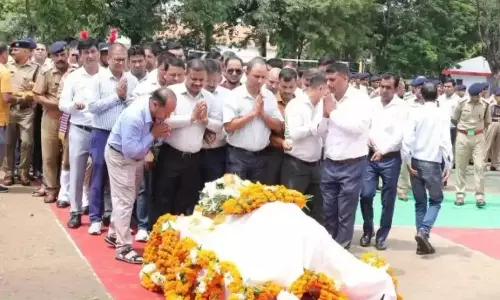 Dehradun: गार्ड ऑफ ऑनर के साथ निरीक्षक मनोज मनराल को अंतिम विदाई Dehradun: गार्ड ऑफ ऑनर के साथ निरीक्षक मनोज मनराल को अंतिम विदाई