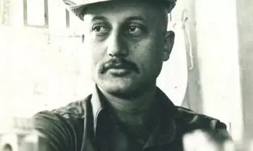 अनुपम खेर ने शेयर की 1981 के पहले पोर्टफोलियो की तस्वीरें , लिखा- सूटकेस में सपने और दिल में विश्वास अनुपम खेर ने शेयर की 1981 के पहले पोर्टफोलियो की तस्वीरें , लिखा- सूटकेस में सपने और दिल में विश्वास