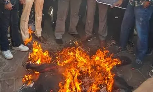 Jammu: श्रीनगर हमले पर आक्रोश, राष्ट्रीय बजरंग दल ने फूंका पाकिस्तान का झंडा Jammu: श्रीनगर हमले पर आक्रोश, राष्ट्रीय बजरंग दल ने फूंका पाकिस्तान का झंडा