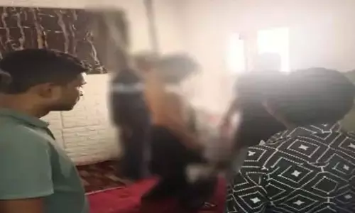 सैलून कर्मी ने फांसी लगाकर खुदकुशी की सैलून कर्मी ने फांसी लगाकर खुदकुशी की