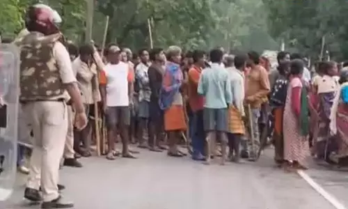 ग्रामीणों ने पुलिस टीम पर किया पथराव, DSP समेत 24 पुलिसकर्मी घायल ग्रामीणों ने पुलिस टीम पर किया पथराव, DSP समेत 24 पुलिसकर्मी घायल