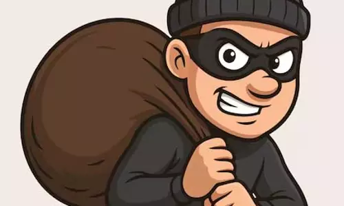 जूते-चप्पल की दुकान में चोरी, CCTV में शातिर बच्चा कैद जूते-चप्पल की दुकान में चोरी, CCTV में शातिर बच्चा कैद