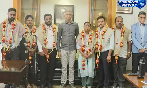 शिवाजीनगर अतिक्रमण हटाने अभियान में घायल अधिकारियों का सम्मान शिवाजीनगर अतिक्रमण हटाने अभियान में घायल अधिकारियों का सम्मान