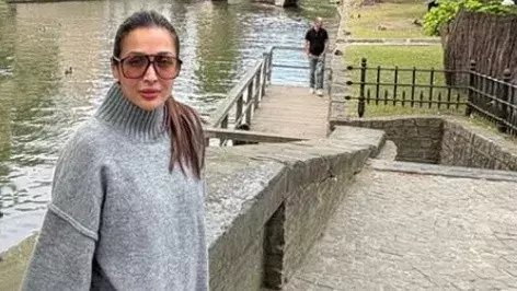 मलाइका अरोड़ा का कड़ा ऐतराज: खेसारी लाल यादव की हरकत को बताया घिनौना