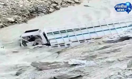 Kullu लाहौल में ट्रक खाई में गिरा, पिता और बेटे की मौत Kullu लाहौल में ट्रक खाई में गिरा, पिता और बेटे की मौत