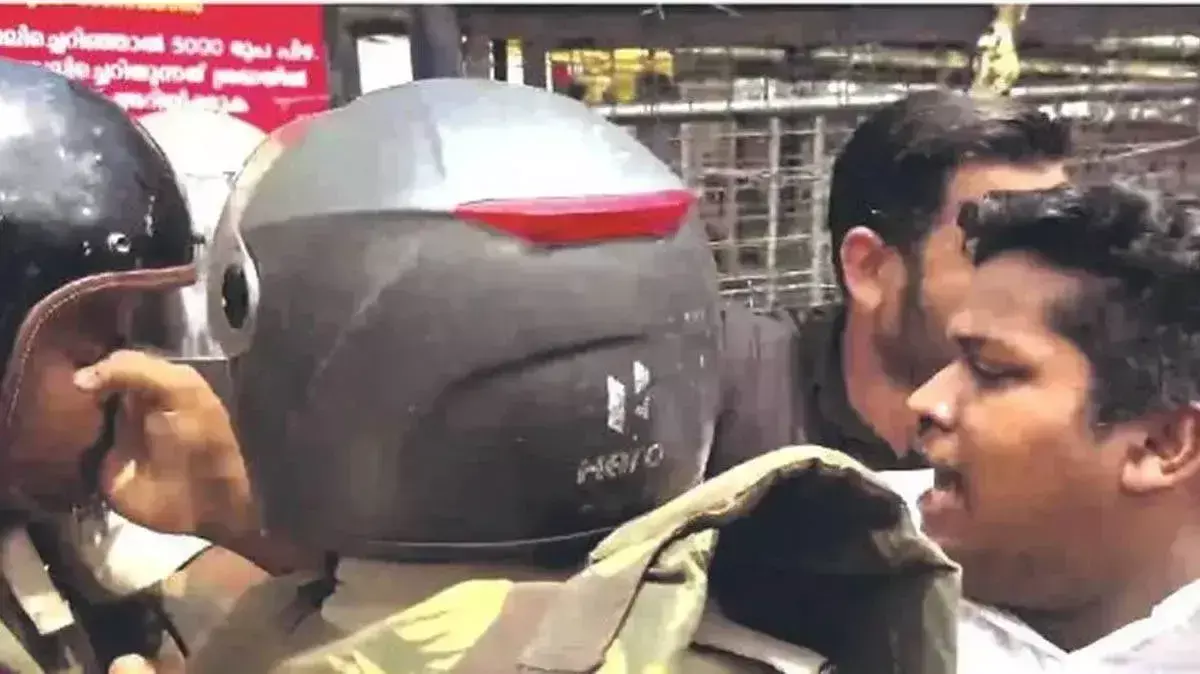 पुलिसकर्मी को थप्पड़ मारने के आरोप में KSU ज़िला अध्यक्ष के ख़िलाफ़ मामला दर्ज पुलिसकर्मी को थप्पड़ मारने के आरोप में KSU ज़िला अध्यक्ष के ख़िलाफ़ मामला दर्ज
