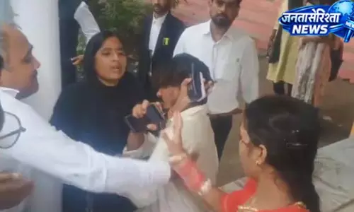 मीरजापुर: कचहरी में प्रेमी जोड़े का विरोध, वकीलों ने की धक्का-मुक्की मीरजापुर: कचहरी में प्रेमी जोड़े का विरोध, वकीलों ने की धक्का-मुक्की