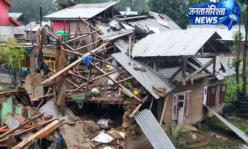 Srinagar LeT के 2 आतंकवादियों के घर तोड़े गए Srinagar LeT के 2 आतंकवादियों के घर तोड़े गए