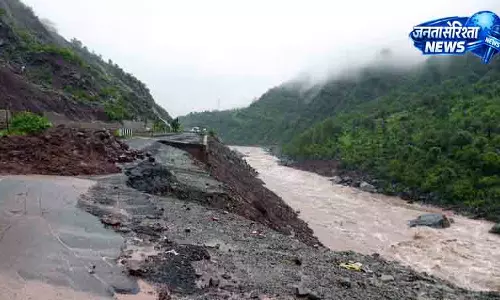 बारिश से Jammu-Srinagar हाईवे दूसरे दिन बंद बारिश से Jammu-Srinagar हाईवे दूसरे दिन बंद