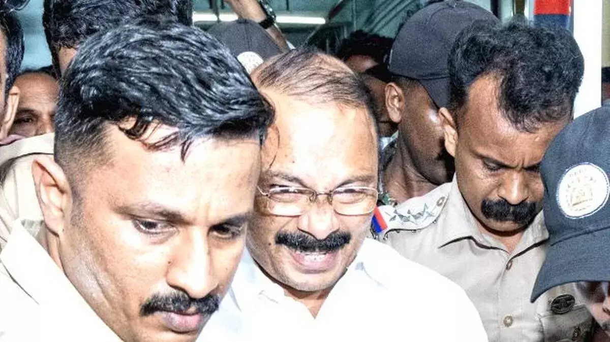 सबरीमाला में सोने की चोरी: प्रशांत अब शक के घेरे में, रिमांड पर भेजे गए सबरीमाला में सोने की चोरी: प्रशांत अब शक के घेरे में, रिमांड पर भेजे गए