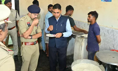 जिला जेल में कलेक्टर और एसपी की दबिश जिला जेल में कलेक्टर और एसपी की दबिश