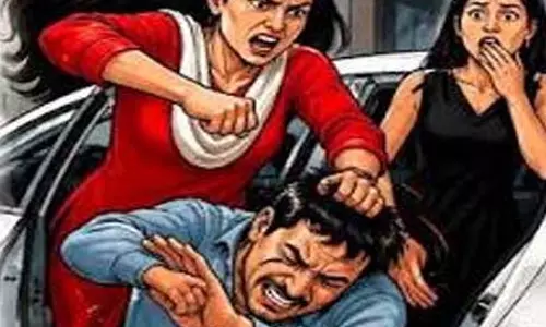 होटल में पत्नी ने महिला के साथ रंगे हाथों पकड़ा पति होटल में पत्नी ने महिला के साथ रंगे हाथों पकड़ा पति