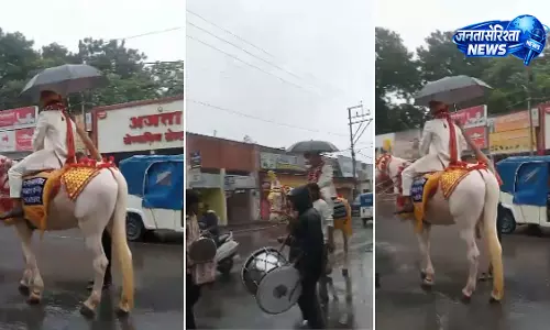 इंदौर में अनोखी बारात, अकेले घोड़ी पर निकला दूल्हा इंदौर में अनोखी बारात, अकेले घोड़ी पर निकला दूल्हा