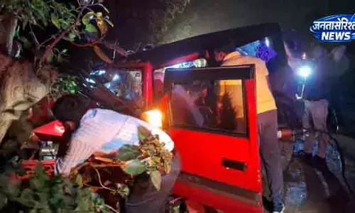 Champua पेड़ से टकराई SUV, एक परिवार के 3 लोगों की मौत Champua पेड़ से टकराई SUV, एक परिवार के 3 लोगों की मौत
