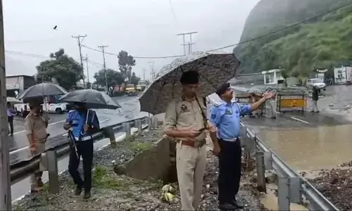 Jammu: उधमपुर और रामबन में बारिश बनी आफत, एनएच-44 पर कई जगह लैंडस्लाइड Jammu: उधमपुर और रामबन में बारिश बनी आफत, एनएच-44 पर कई जगह लैंडस्लाइड