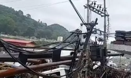 Rajouri: राजौरी में बाढ़ का असर, बिजली ढांचे को हुआ बड़ा नुकसान
