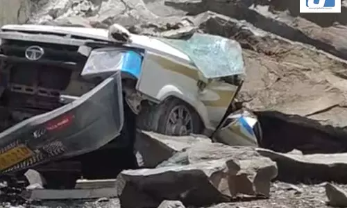 13 लोगों की मौत, टाटा सूमो पर अचानक पहाड़ी से गिरी भारी भरकम चट्टान 13 लोगों की मौत, टाटा सूमो पर अचानक पहाड़ी से गिरी भारी भरकम चट्टान
