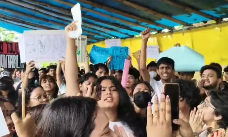 Assam के मंत्री केशव महंता की बेटी गुवाहाटी में NEET के विरोध-प्रदर्शन में शामिल हुईं Assam के मंत्री केशव महंता की बेटी गुवाहाटी में NEET के विरोध-प्रदर्शन में शामिल हुईं