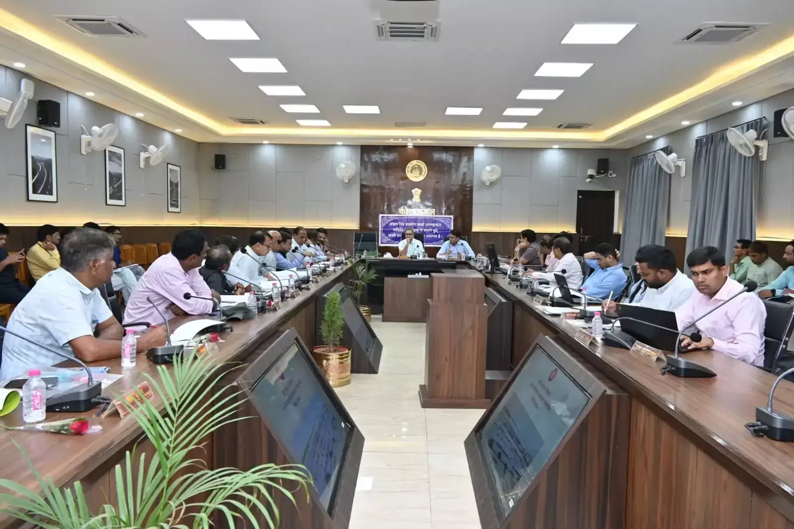Kota: यात्रियों की सुविधाओं पर फोकस, रेल विकास योजनाओं पर हुआ विचार-विमर्श Kota: यात्रियों की सुविधाओं पर फोकस, रेल विकास योजनाओं पर हुआ विचार-विमर्श