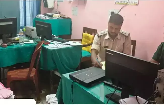 Siliguri: सिलीगुड़ी में जन्म-मृत्यु सर्टिफिकेट घोटाले का खुलासा, पुलिस ने की छापेमारी Siliguri: सिलीगुड़ी में जन्म-मृत्यु सर्टिफिकेट घोटाले का खुलासा, पुलिस ने की छापेमारी