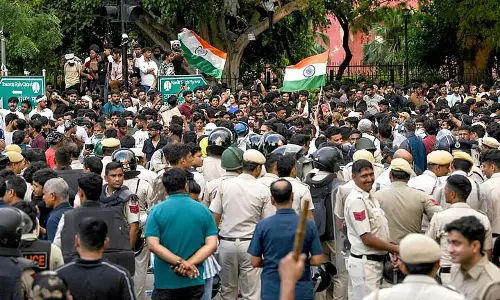 JNU ने छात्रों और स्टाफ को जंतर-मंतर प्रदर्शन से दूर रहने की सलाह, सुरक्षा को बताया प्राथमिकता JNU ने छात्रों और स्टाफ को जंतर-मंतर प्रदर्शन से दूर रहने की सलाह, सुरक्षा को बताया प्राथमिकता