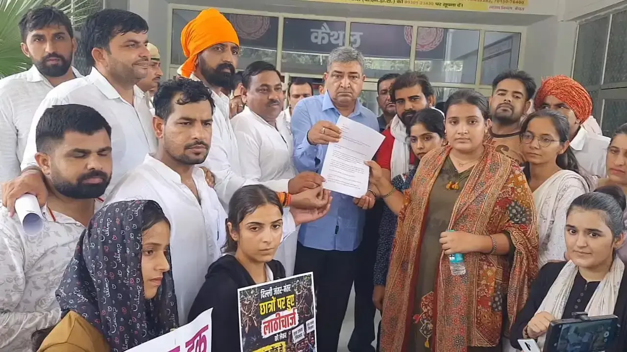 Kaithal: छात्रों पर लाठीचार्ज के खिलाफ कैथल में प्रदर्शन, राष्ट्रपति से कार्रवाई की मांग Kaithal: छात्रों पर लाठीचार्ज के खिलाफ कैथल में प्रदर्शन, राष्ट्रपति से कार्रवाई की मांग