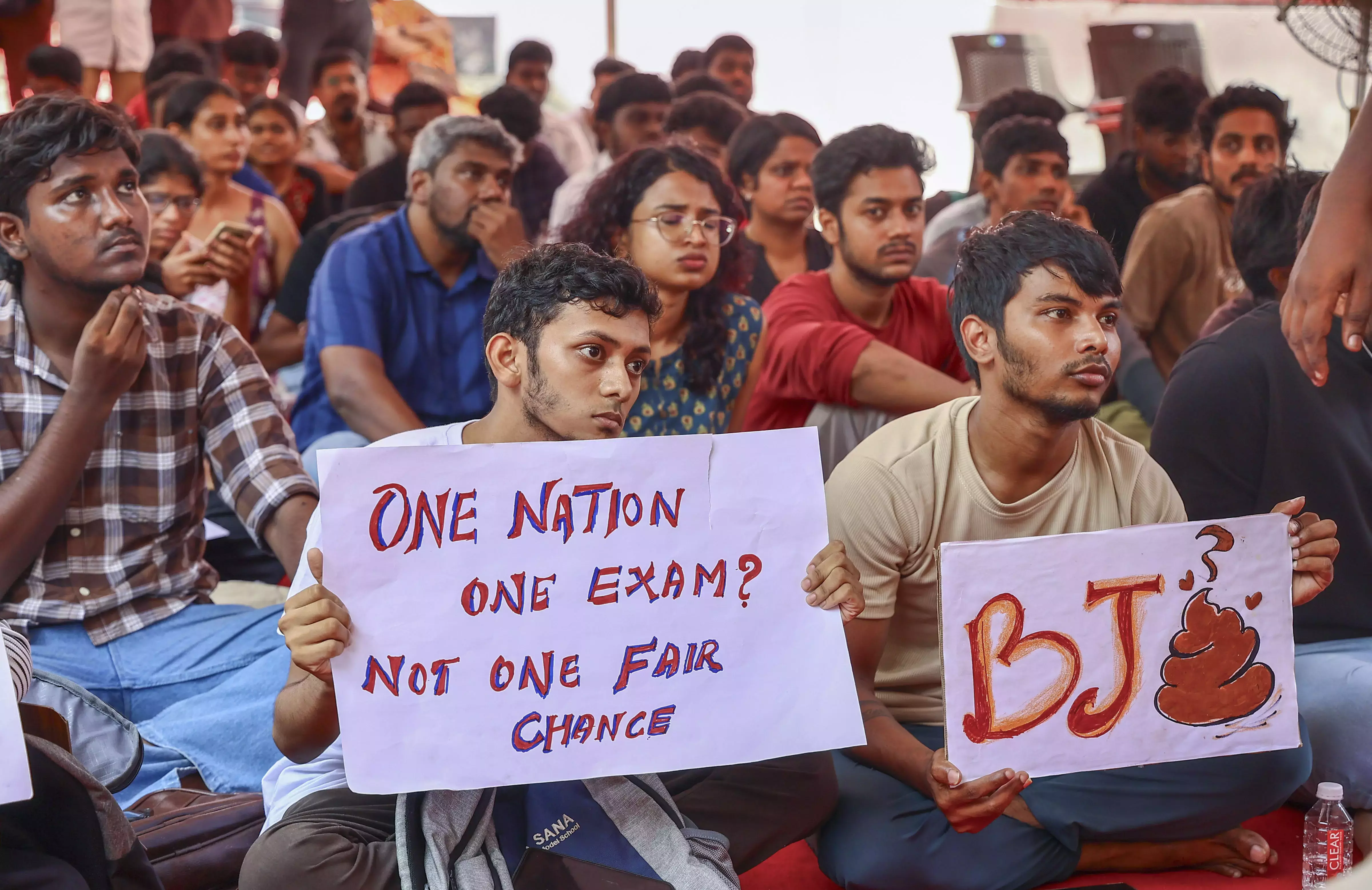 Tamil Nadu: चेन्नई में NEET के ख़िलाफ़ विरोध प्रदर्शन जारी Tamil Nadu: चेन्नई में NEET के ख़िलाफ़ विरोध प्रदर्शन जारी
