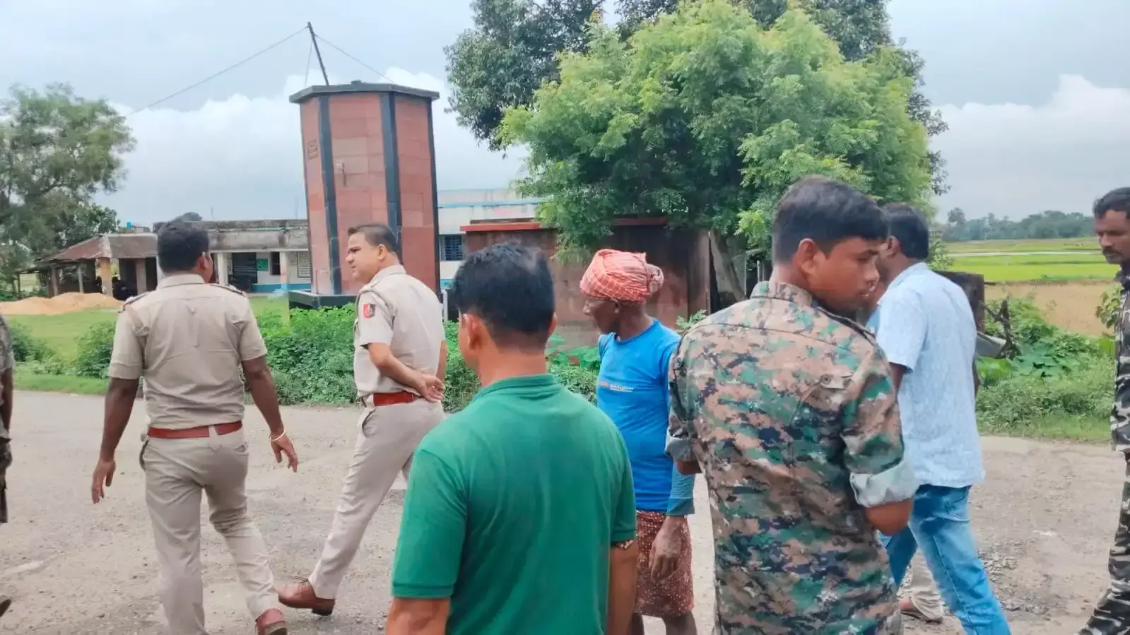 Goghat: लंबे समय से बंद टीएमसी कार्यालय खुलने पर विवाद, पुलिस हरकत में Goghat: लंबे समय से बंद टीएमसी कार्यालय खुलने पर विवाद, पुलिस हरकत में