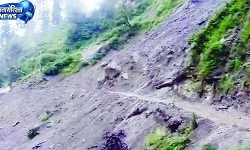 मूसलाधार बारिश से जगह-जगह भूस्खलन, पहाड़ दरके रास्ते थमे, 11 सडक़ें बंद