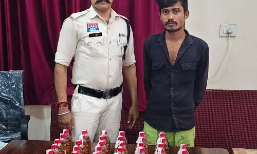 भाटागांव देवपुरी के पास अवैध शराब बेच रहा कोचिया गिरफ्तार
