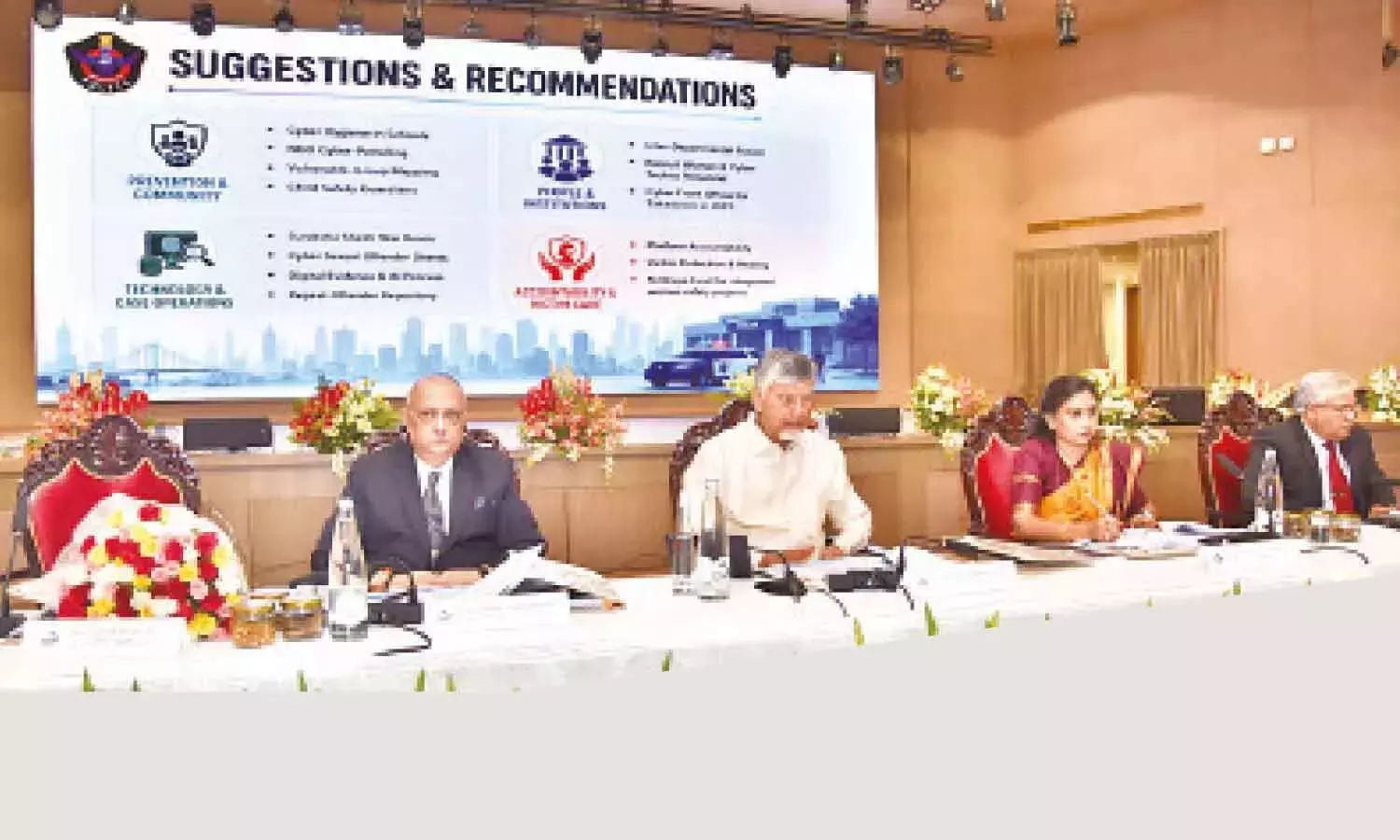 AP CM नायडू ने अपराध पर अंकुश लगाने के लिए तकनीक-संचालित, दृश्यमान पुलिसिंग का आह्वान किया