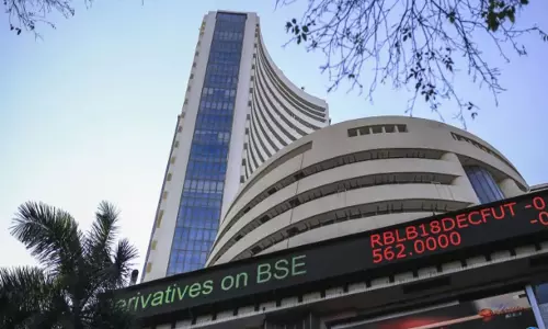 कच्चे तेल की चिंता से बाजार दबाव में, सेंसेक्स 331 अंक गिरा कच्चे तेल की चिंता से बाजार दबाव में, सेंसेक्स 331 अंक गिरा