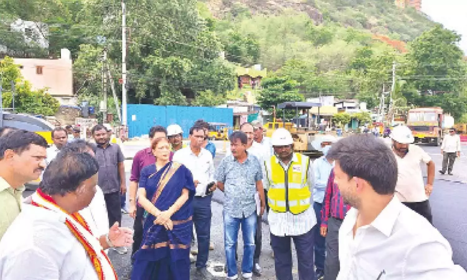 Andhra: अधिकारियों ने सीड एक्सेस रोड को पूरा करने को कहा Andhra: अधिकारियों ने सीड एक्सेस रोड को पूरा करने को कहा