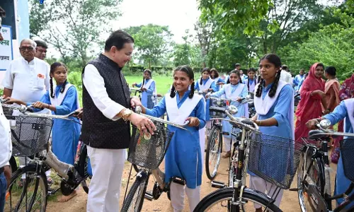 शासकीय हाईस्कूल कुड़ेकेल में विधायक डॉ. संपत अग्रवाल ने बांटी साइकिलें, छात्राओं के खिले चेहरे