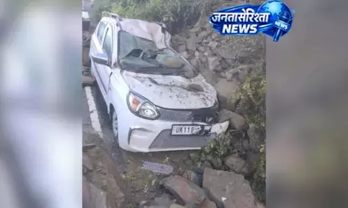 उत्तराखंड में बारिश का कहर: चमोली के पोखरी में कार पर मलबा गिरा, बाल-बाल बचे लोग