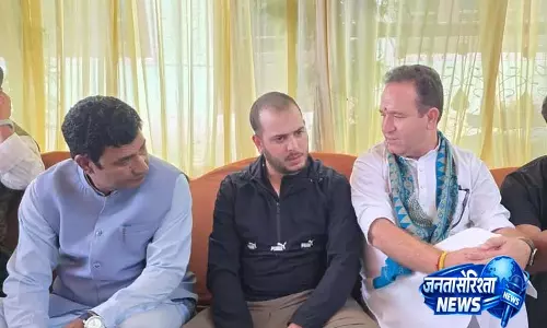 शहीद पुलिसकर्मी आशिक हुसैन के परिवार से मिले सुनील शर्मा, अमित शाह ने बेटे से की बात शहीद पुलिसकर्मी आशिक हुसैन के परिवार से मिले सुनील शर्मा, अमित शाह ने बेटे से की बात