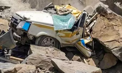 चट्टान गिरने के बाद वाहन में लगी आग, 6 माह के मासूम समेत 13 लोगों की मौत चट्टान गिरने के बाद वाहन में लगी आग, 6 माह के मासूम समेत 13 लोगों की मौत