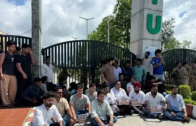 Dehradun: पेपर लीक मामले में कार्रवाई की मांग, यूटीयू छात्रों में रोष Dehradun: पेपर लीक मामले में कार्रवाई की मांग, यूटीयू छात्रों में रोष