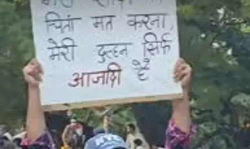 छात्र आंदोलन में अनोखा अंदाज, पोस्टर से छात्रा ने रखी बात छात्र आंदोलन में अनोखा अंदाज, पोस्टर से छात्रा ने रखी बात