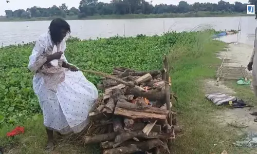 गरीबी की मार: अंतिम संस्कार के पैसे नहीं थे, 3 दिन तक पति के शव के पास बैठी रही महिला