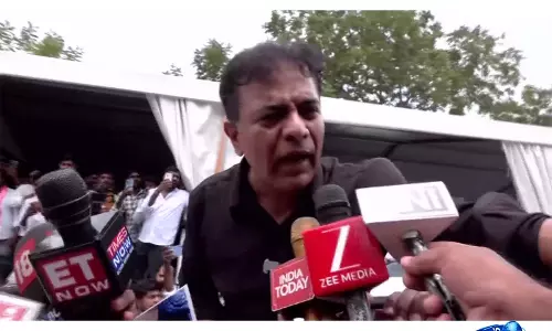 KTR का प्रदर्शन, बोले पिता के तौर पर आहत, BJP ने लगाए दोहरे मापदंड के आरोप KTR का प्रदर्शन, बोले पिता के तौर पर आहत, BJP ने लगाए दोहरे मापदंड के आरोप
