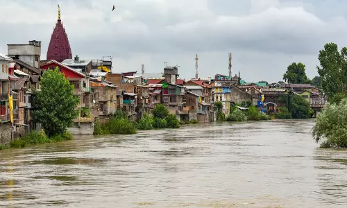 Kashmir में लगातार बारिश से झेलम का जलस्तर बढ़ा, बगलीहार बांध के गेट खुले Kashmir में लगातार बारिश से झेलम का जलस्तर बढ़ा, बगलीहार बांध के गेट खुले