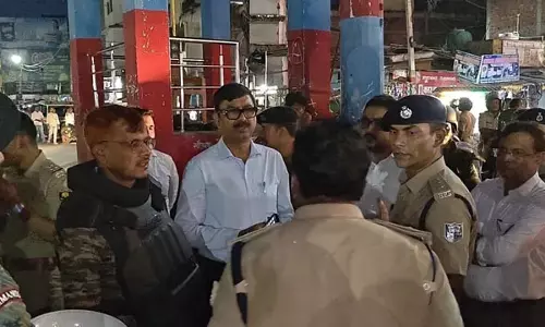सड़क पर उतरे छात्रों का विरोध प्रदर्शन सड़क पर उतरे छात्रों का विरोध प्रदर्शन