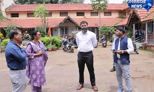 कलेक्टर व्यास ने महारानी लक्ष्मी बाई कन्या विद्यालय व स्वामी आत्मानंद हिन्दी माध्यम स्कूल का किया निरीक्षण