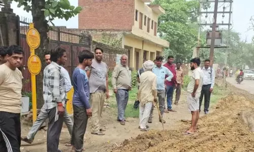 सड़क मरम्मत करने पहुंचे कर्मचारियों को दौड़ाया