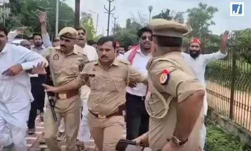 सपा प्रदर्शन के दौरान हंगामा, इंस्पेक्टर के पिस्टल निकालने का वीडियो वायरल