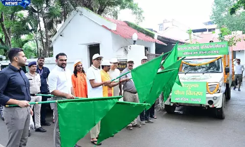 वित्तमंत्री ओपी चौधरी ने निःशुल्क पौधा वितरण वाहन को दिखाई हरी झंडी वित्तमंत्री ओपी चौधरी ने निःशुल्क पौधा वितरण वाहन को दिखाई हरी झंडी